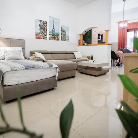 Pia Apartment *